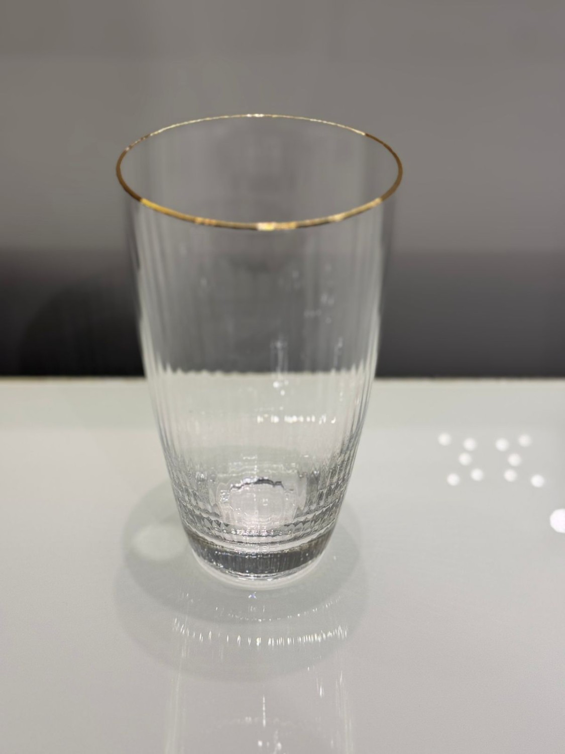 SET DE VASOS Vasos altos de vidrio rayado con borde color dorado