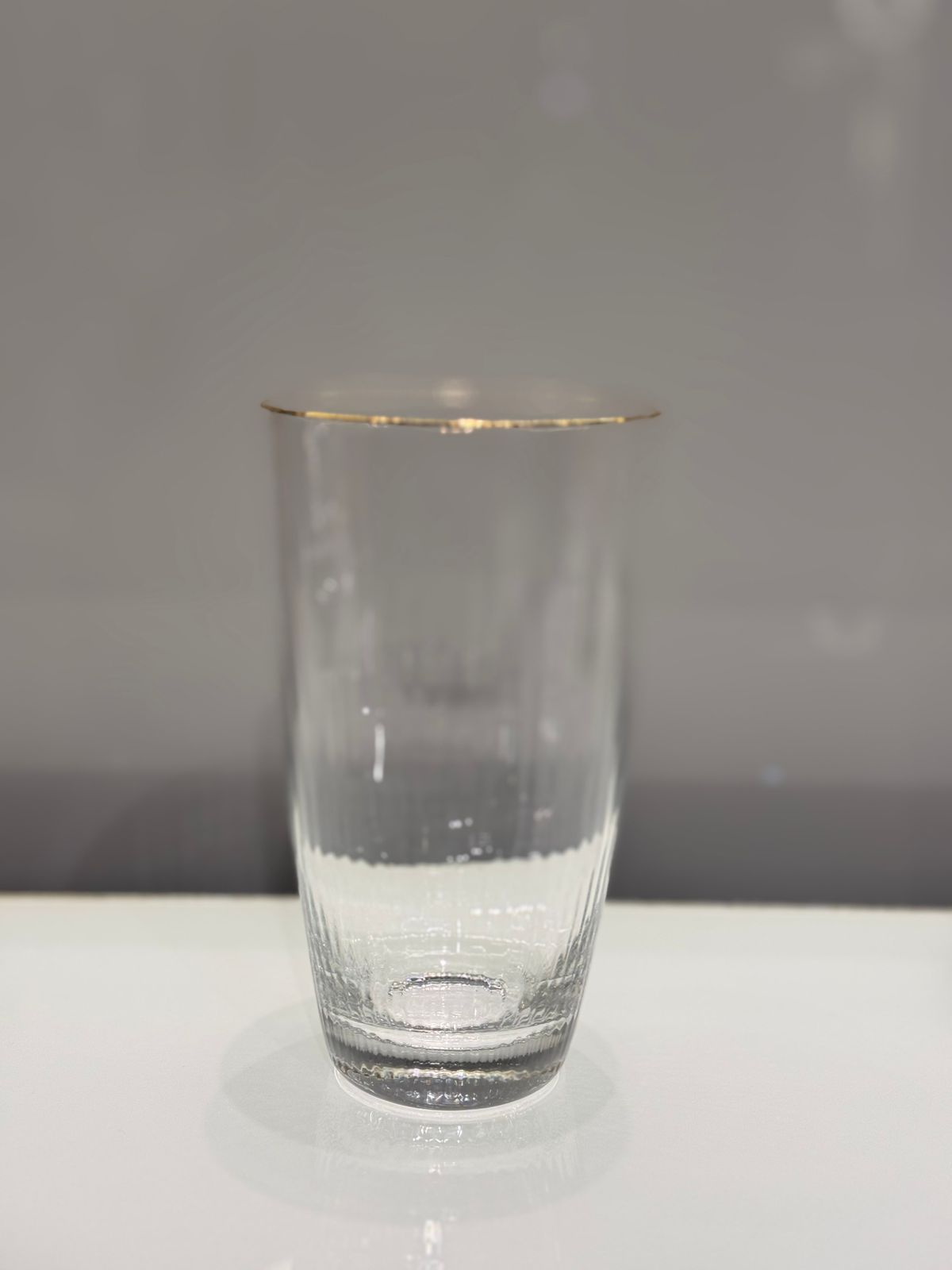 SET DE VASOS  Vasos altos de vidrio rayado con borde color dorado